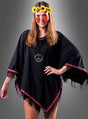 Eine Frau trägt den „Wandelbaren Poncho mit Fransen Hippie Indianer“ – aus schwarzem Stoff mit roter Borte –, kombiniert mit einer Halskette mit Peace-Zeichen, einer runden orangefarbenen Sonnenbrille und einem gelben Blumenstirnband. Dieser vielseitige Look eignet sich perfekt für Damen und Herren und kommt vor einem grauen Hintergrund besonders gut zur Geltung.
