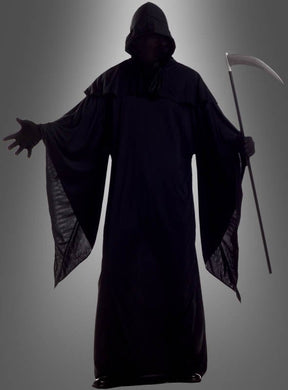 Eine Person, die das „Horror Robe Herrenkostüm“ trägt, steht mit einer Sense in der Hand und einer ausgestreckten Hand vor einem schlichten grauen Hintergrund.