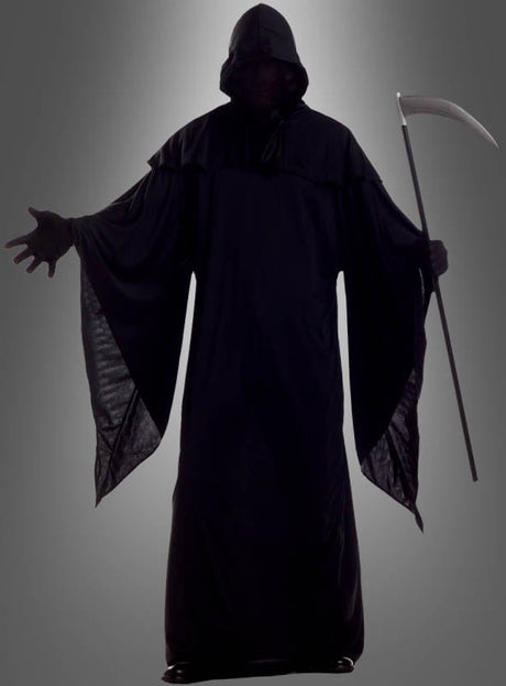 Eine Person, die das „Horror Robe Herrenkostüm“ trägt, steht mit einer Sense in der Hand und einer ausgestreckten Hand vor einem schlichten grauen Hintergrund.