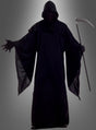 Eine Person, die das „Horror Robe Herrenkostüm“ trägt, steht mit einer Sense in der Hand und einer ausgestreckten Hand vor einem schlichten grauen Hintergrund.