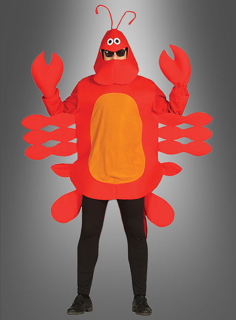 Eine Person im Hummer-Krebs-Unisex-Kostüm – einem leuchtend roten Hummer-Outfit mit einem orangefarbenen Oval auf dem Oberkörper, scherenförmigen Handschuhen, einem Kopfschmuck mit Antennen, einer schwarzen Hose, einer Sonnenbrille und schwarzen Schuhen – posiert selbstbewusst vor einem grauen Hintergrund. Ideal als Krebskostüm für Erwachsene oder Tierkostüm für Damen und Herren für ausgelassene Feiern und Partys.