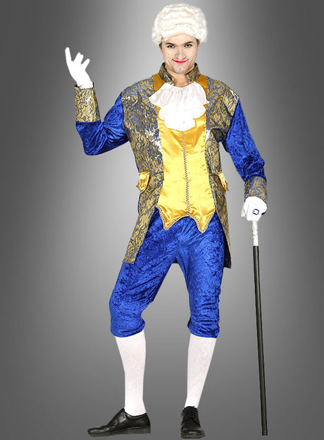 Eine Person posiert vor einem grauen Hintergrund und trägt das „Blauer Baron“-Herrenkostüm, das der Mode des 18. Jahrhunderts nachempfunden ist und aus einer weißen Perücke, einem blau-goldenen Mantel, weißen Strümpfen und einem Spazierstock besteht.