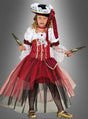 Ein junges Mädchen trägt das „Deluxe Piraten-Prinzessin“-Kostüm mit passendem Hut, hält zwei Spielzeugpistolen in der Hand und steht vor einem grauen Hintergrund.