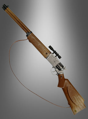Das „Texas Ranger Gewehr für Cowboys“ verfügt über einen braunen Holzschaft, einen silbernen Verschluss mit gravierten Details, ein montiertes Zielfernrohr und einen Lederriemen und verkörpert damit den klassischen Stil, der ideal zu jedem Cowboy-Kostüm passt. Dargestellt vor einem grauen Hintergrund mit Farbverlauf.