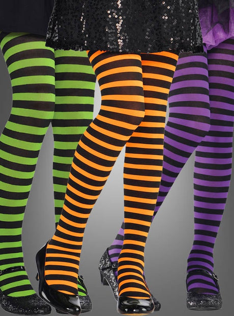 Drei Personen tragen grüne, orangefarbene und lila „Kinder Ringelstrumpfhosen“ mit schwarzen Streifen, dazu schwarze Schuhe und Röcke – die perfekte Inspiration für ein farbenfrohes Kinderkostüm.