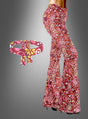Eine Frau trägt die „70er-Schlaghose Melanie mit Stirnband“ – eine hoch taillierte, ausgestellt geschnittene Hose, verziert mit einem roten Peace-Zeichen und einem Blumenmuster, dazu ein passendes Stirnband. Vor einem grauen Hintergrund mit Farbverlauf verkörpert dieses farbenfrohe Ensemble den echten Hippie-Schlaghosen-Stil für Damen – ideal, um den Retro-Charme einzufangen oder ein authentisches 70er-Jahre-Kostüm zu kreieren.