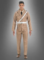 Ein Mann steht mit dem Blick nach vorne vor einem grauen Hintergrund mit Farbverlauf und trägt das Original-Louis-de-Funes-Gendarmen-Polizei-Kostüm – eine hellbraune Uniform im Militärstil mit weißem Gürtel, Schulterriemen, schwarzer Krawatte und braunen Schuhen –, das an den klassischen Look aus den legendären Louis-de-Funes-Filmen erinnert.