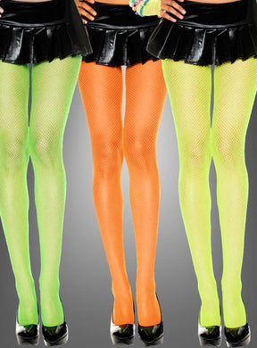 Drei Frauen in neonfarbenen Netzstrumpfhosen in Grün, Orange und Gelb, kombiniert mit schwarzen Miniröcken und schwarzen Stöckelschuhen, stehen Seite an Seite vor einem grauen Hintergrund – ein perfektes Karnevalsaccessoire für Damen, das jeden Retro-Party-Look abrundet.