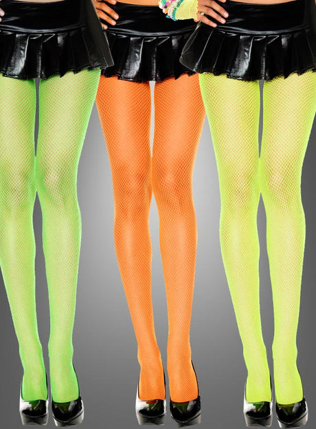 Drei Frauen in neonfarbenen Netzstrumpfhosen in Grün, Orange und Gelb, kombiniert mit schwarzen Miniröcken und schwarzen Stöckelschuhen, stehen Seite an Seite vor einem grauen Hintergrund – ein perfektes Karnevalsaccessoire für Damen, das jeden Retro-Party-Look abrundet.