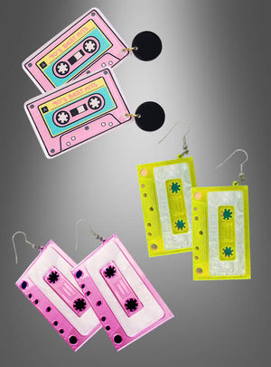 Drei Paare von Ohrringen im Stil von Musikkassetten aus den 80er- und 90er-Jahren in leuchtendem Pink und Gelb werden vor einem grauen Hintergrund mit Farbverlauf präsentiert. Diese verspielten Modeschmuck-Ohrringe sind ein unverzichtbares Accessoire für Fans des Retro-Schmuckstils der 80er Jahre.