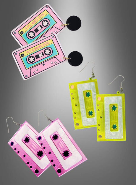 Drei Paare von Ohrringen im Stil von Musikkassetten aus den 80er- und 90er-Jahren in leuchtendem Pink und Gelb werden vor einem grauen Hintergrund mit Farbverlauf präsentiert. Diese verspielten Modeschmuck-Ohrringe sind ein unverzichtbares Accessoire für Fans des Retro-Schmuckstils der 80er Jahre.