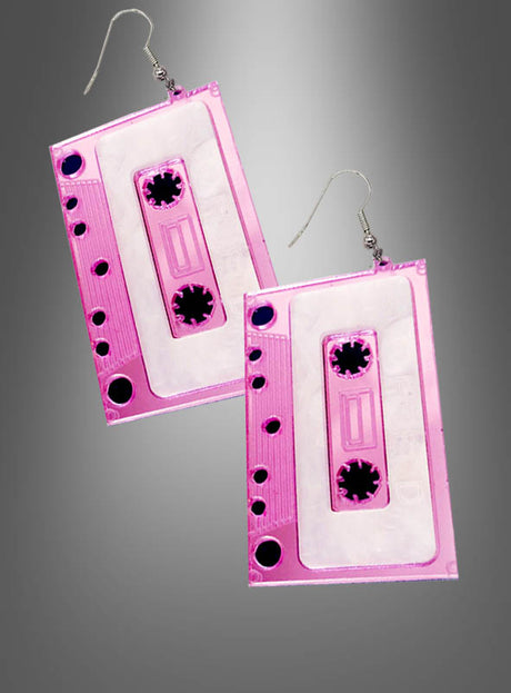 Ein Paar Ohrringe in Form von rosa Kassetten aus den 80er- und 90er-Jahren mit Metallhaken, präsentiert vor einem grauen Hintergrund mit Farbverlauf – perfekt für Fans von 80er-Jahre-Schmuck und einzigartigen Modeschmuck-Stilen.