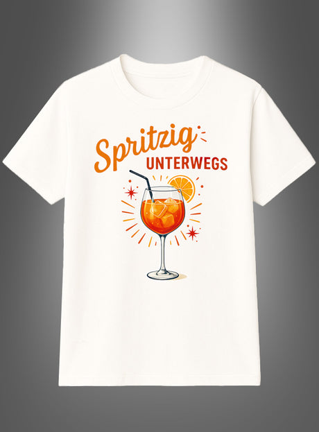 Das Cocktail-T-Shirt „Spritzig unterwegs“ ist ein weißes Shirt mit der Abbildung eines orangefarbenen Cocktails in einem Glas mit Strohhalm und Orangenscheibe, begleitet vom Schriftzug „Spritzig unterwegs“ oberhalb und neben dem Getränk. Es eignet sich perfekt als Sommer-Gruppenshirt oder Aperol-Spritz-T-Shirt für unterhaltsame Ausflüge mit Freunden.