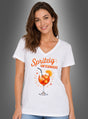 Eine Frau steht vor einem grauen Hintergrund mit Farbverlauf und trägt das Cocktail-T-Shirt „Spritzig unterwegs“ – ein weißes Shirt mit einem Aufdruck eines Aperol Spritz und dem Schriftzug „Spritzig unterwegs“ auf der Vorderseite. Dieses auffällige Gruppenshirt „Sommer“ eignet sich perfekt für Sommerausflüge und Treffen bei warmem Wetter.