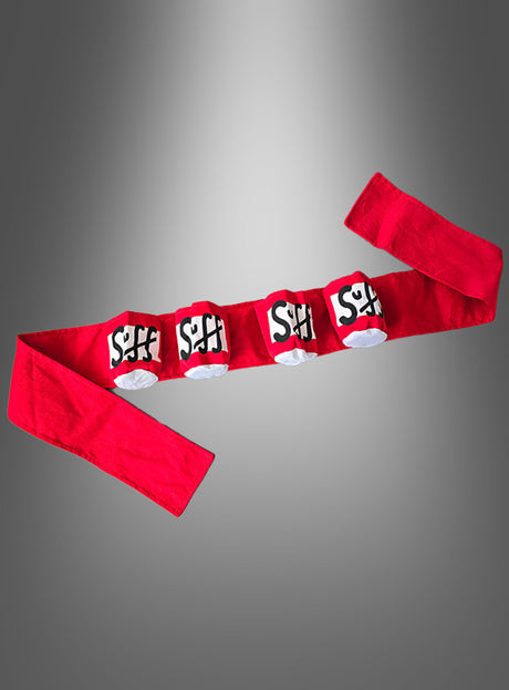 Ein roter „Suffman Biergürtel für Getränkedosen“ aus Stoff, an dem vier weiße Becher befestigt sind, die jeweils mit einem schwarzen „S“ und einem Hakenkreuzsymbol versehen sind, vor einem grauen Hintergrund mit Farbverlauf.