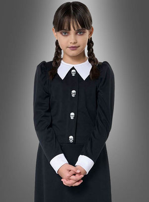 Ein Mädchen mit geflochtenen Haaren, das ein „Dunkles Gothic-Mädchen“-Kostüm trägt – bestehend aus einem schwarzen Kleid mit weißem Kragen und weißen Manschetten –, steht mit gefalteten Händen vor einem grauen Hintergrund mit Farbverlauf – ein klassischer Look, inspiriert von der legendären Wednesday aus der Addams Family, perfekt für jeden Anlass, bei dem ein Gothic-Mädchen-Kostüm gefragt ist.