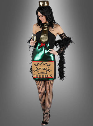 Eine Person, die das „Champagner-Kleid Bubbles“ mit einem „Champagne Bubbles“-Etikett trägt und ein Glas in der Hand hält, steht vor einem grauen Hintergrund mit Farbverlauf – das perfekte Partykostüm für Silvesterfeiern.