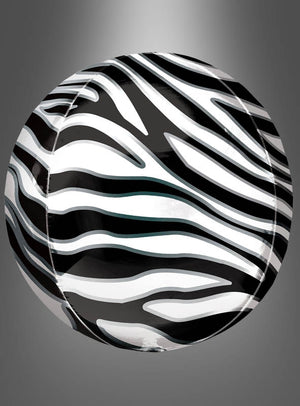Ein Zebra-Folienballon „Orbz“ in Kugel- oder Scheibenform mit einem auffälligen schwarz-weißen Zebrastreifenmuster wird vor einem grauen Farbverlaufshintergrund präsentiert und sorgt so für eine auffällige Partydekoration für jede Feier.