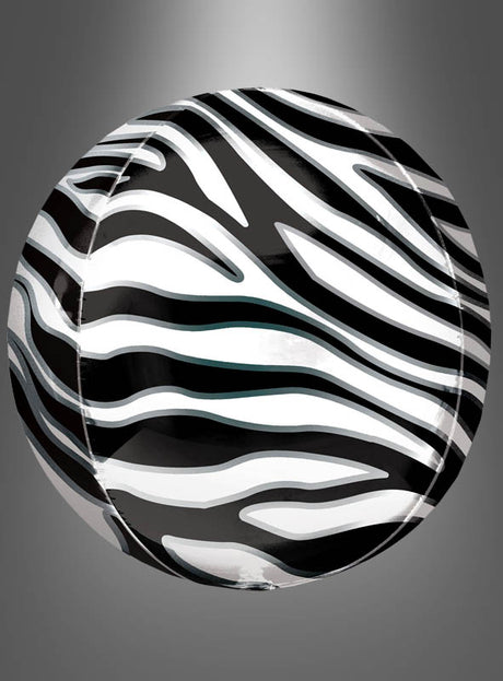 Ein Zebra-Folienballon „Orbz“ in Kugel- oder Scheibenform mit einem auffälligen schwarz-weißen Zebrastreifenmuster wird vor einem grauen Farbverlaufshintergrund präsentiert und sorgt so für eine auffällige Partydekoration für jede Feier.