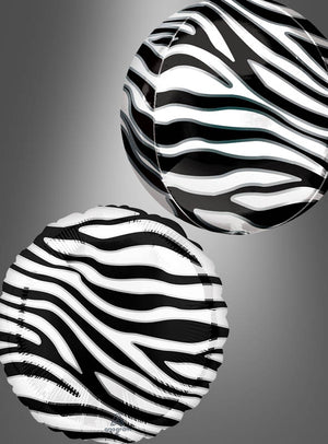 Zwei runde Ballons mit auffälligen schwarz-weißen Zebrastreifen schweben vor einem grauen Hintergrund mit Farbverlauf. Diese auffälligen „Zebra Folienballon Orbz“ (Kugel oder Scheibe) eignen sich perfekt als Partydekoration und verleihen jeder Feier einen wilden und stilvollen Touch.