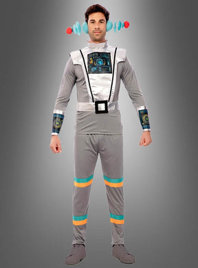 Person in einem grauen „Cyber Space Astronauten“-Kostüm mit aufgedruckten Bedienfeldern, blauen und orangefarbenen Akzenten sowie einem Stirnband mit Antennen, die vor einem einfarbigen grauen Hintergrund steht.