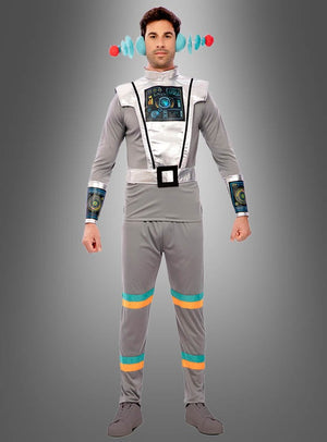Person in einem grauen „Cyber Space Astronauten“-Kostüm mit aufgedruckten Bedienfeldern, blauen und orangefarbenen Akzenten sowie einem Stirnband mit Antennen, die vor einem einfarbigen grauen Hintergrund steht.