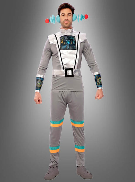 Person in einem grauen „Cyber Space Astronauten“-Kostüm mit aufgedruckten Bedienfeldern, blauen und orangefarbenen Akzenten sowie einem Stirnband mit Antennen, die vor einem einfarbigen grauen Hintergrund steht.