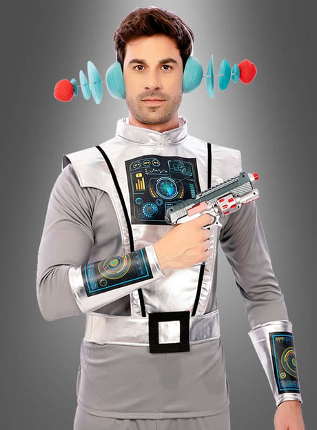 Ein Mann im „Cyber Space Astronauten“-Kostüm – einem silbernen, futuristischen Raumanzug, der sich perfekt als Raumfahrer- oder Astronauten-Kostüm eignet – hält eine Spielzeug-Strahlenpistole in der Hand und trägt ein Stirnband mit blauen und roten Scheiben an beiden Seiten vor einem grauen Hintergrund mit Farbverlauf.