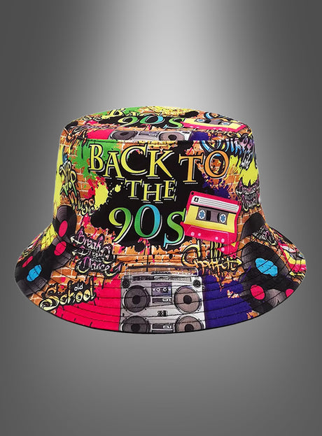 Ein farbenfroher Wendehut im 90er-Jahre-Stil, verziert mit einem Schriftzug im Graffiti-Stil „Back to the 90s“, einer Kassette, einer Boombox, Schallplatten und weiteren Retro-Motiven auf grauem Hintergrund – das perfekte 90er-Jahre-Accessoire für jedes nostalgische Outfit.