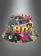 Lebendiger Wendehut im 90er-Jahre-Stil mit auffälligem „Back to the 90s“-Schriftzug, einer Kassette und Grafiken im Graffiti-Stil auf einem eleganten grauen Hintergrund mit Farbverlauf – ein perfektes Accessoire, um jedem Outfit einen Hauch von Nostalgie zu verleihen.