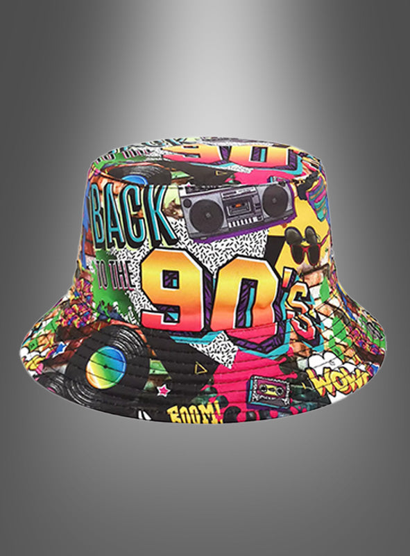 Lebendiger Wendehut im 90er-Jahre-Stil mit auffälligem „Back to the 90s“-Schriftzug, einer Kassette und Grafiken im Graffiti-Stil auf einem eleganten grauen Hintergrund mit Farbverlauf – ein perfektes Accessoire, um jedem Outfit einen Hauch von Nostalgie zu verleihen.