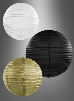 Aber sicher! Hier ist eine überarbeitete Version des Satzes unter Verwendung Ihrer Produktdaten: Die Papierlampions in edlen Farben (20–45 cm) – hier in elegantem Weiß, Schwarz und Gold präsentiert – heben sich deutlich von einem grauen Hintergrund mit Farbverlauf ab und sind damit die ideale stilvolle Partydekoration für jede anspruchsvolle Veranstaltung.