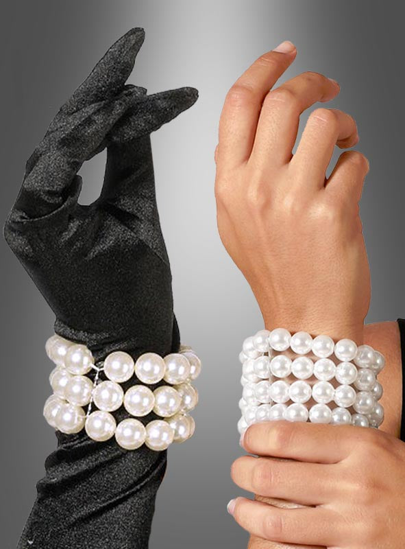 Zwei Hände, eine mit Handschuh, die andere nackt, jeweils geschmückt mit dem „Deluxe Perlenarmband 20er Jahre weiß“ – einem Armband aus großen weißen Perlen – lassen vor einem grauen Hintergrund mit Farbverlauf den Glamour eines Kostüms aus den 1920er Jahren aufleben.