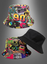 Zwei Bucket-Hüte: Der eine ist der farbenfrohe „Wendehut 90er Jahre Bucket Hut“ mit einem bunten „Back to the 90s“-Print, der Kassetten und Boomboxen zeigt – ein echtes Retro-Accessoire; der andere ist eine einfarbige schwarze Variante. Beide werden vor einem grauen Hintergrund präsentiert.