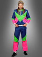 Eine Person, gekleidet in einen Neon-Retro-Trainingsanzug im Stil der 80er Jahre – einen farbenfrohen Trainingsanzug im Stil der 1980er Jahre in den Farben Blau, Grün und Pink –, kombiniert mit einer langen Vokuhila-Perücke, steht vor einem grauen Hintergrund mit Farbverlauf. Dieses auffällige Outfit ist ideal für alle, die auf der Suche nach einem authentischen 80er-Jahre-Kostüm sind.