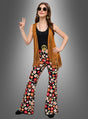 Im Stil der 1970er Jahre rockt diese Frau das Hippie-Kostüm mit Accessoires „Night Flower“: ein Retro-Outfit bestehend aus einer Weste mit Fransen, einer geblümten Schlaghose, einem schwarzen Oberteil, einer Halskette mit Peace-Zeichen und einer Sonnenbrille. Dabei posiert sie mit einer Handgeste, die das Peace-Zeichen darstellt.