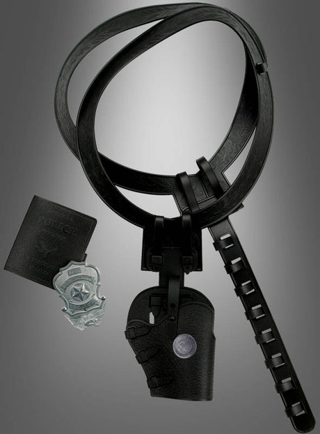 Ein schwarzes Schulterhalfter „Manhattan“ mit Holster, eine silberne Polizeimarke und eine schwarze Brieftasche vor einem grauen Farbverlaufshintergrund – perfekt, um jedes Krimi-Outfit abzurunden.