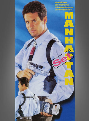Ein Mann im Anzug trägt das Schulterhalfter „Manhattan“ und hält eine Pistole sowie eine Brieftasche mit einer Polizeimarke in der Hand. An der Seite sind der gelbe Schriftzug „MANHATTAN“ und der rosa Schriftzug „Set“ zu sehen, die sein schickes Krimi-Outfit abrunden.
