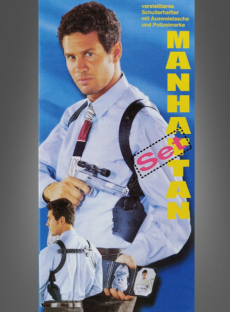 Ein Mann im Anzug trägt das Schulterhalfter „Manhattan“ und hält eine Pistole sowie eine Brieftasche mit einer Polizeimarke in der Hand. An der Seite sind der gelbe Schriftzug „MANHATTAN“ und der rosa Schriftzug „Set“ zu sehen, die sein schickes Krimi-Outfit abrunden.