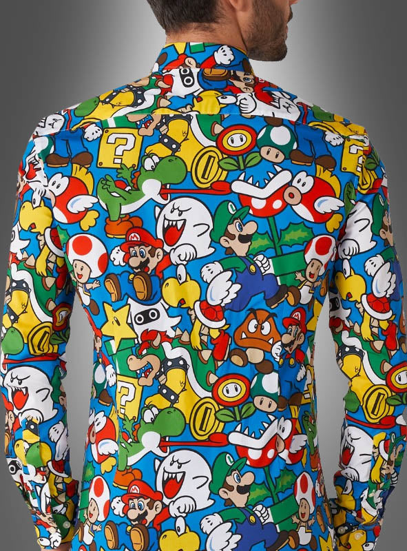 Ein Mann ist von hinten vor einem grauen Farbverlaufshintergrund zu sehen. Er trägt das „Super Mario Hemd“ von OppoSuits, ein farbenfrohes Hemd mit verschiedenen Super-Mario-Figuren und -Gegenständen.