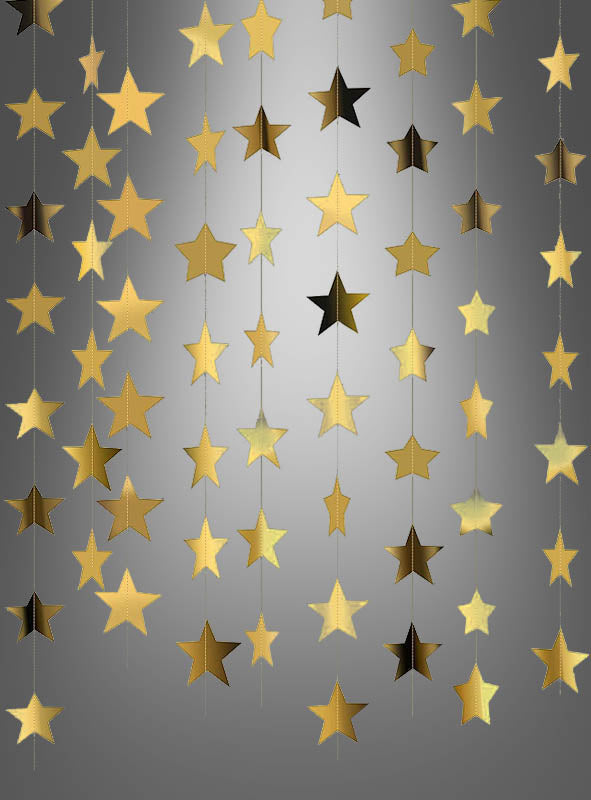 Goldene Sterne aus Papier oder Folie hängen vertikal in Reihen vor einem grauen Hintergrund mit Farbverlauf und sorgen so für einen dekorativen, festlichen Effekt – perfekt als Highlight für die Partydekoration. Die wunderschöne „Sterne-Girlande Gold“ besticht durch schimmernde Akzente aus Spiegelfolie, die jede Feier zum Strahlen bringen.