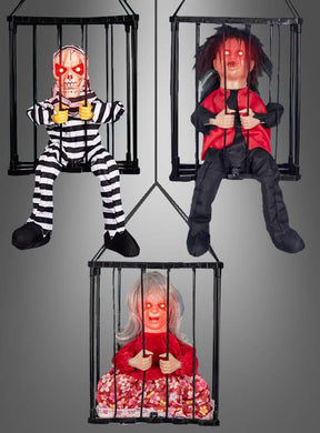 Drei animierte Halloween-Figuren im Käfig mit leuchtend roten Augen – eine als Skelett verkleidet, eine in Schwarz und Rot und eine in einem roten Blumenkleid – sitzen in hängenden schwarzen Käfigen und sind damit die perfekte Grusel-Deko für Ihre nächste schaurige Feier.