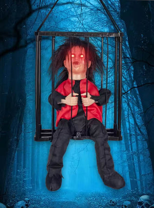 Eine animierte Halloween-Figur im Käfig mit leuchtend roten Augen und zerzaustem Haar schwebt vor dem Hintergrund eines dunklen, unheimlichen Waldes, in dem Totenköpfe auf dem Boden verstreut liegen – die perfekte Grusel-Deko für jede Spuk-Kulisse.