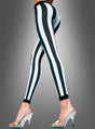 Eine Person, die vertikal gestreifte schwarz-weiße Leggings und durchsichtige Schuhe mit hohen Absätzen trägt und vor einem grauen Hintergrund steht – ein idealer Look für eine Schwarz-Weiß-Party oder eine 80er-Jahre-Party.