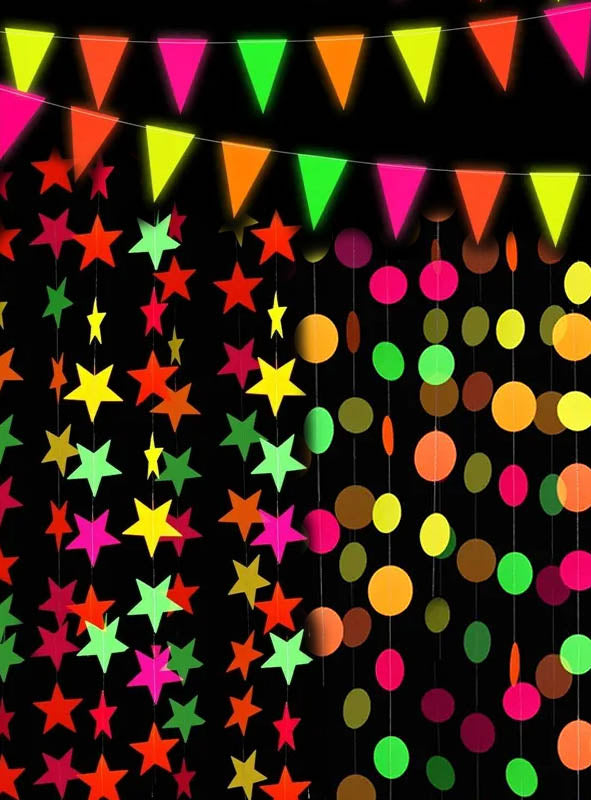 Bunte Papiersterne, Kreise und Dreiecke hängen an Schnüren vor einem schwarzen Hintergrund und bilden eine festliche Partydekoration – perfekt als „80er-Jahre-Neon-Girlande 440 cm“ für Ihre nächste UV-leuchtende Schwarzlichtparty oder als auffälliger Blickfang für jede Feier im Neon-Stil.