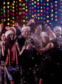 Eine Gruppe von Menschen mit Weihnachtsmützen feiert gemeinsam, stößt an und lächelt inmitten von bunten Lichtern, 80er-Jahre-Neongirlanden (440 cm) und Konfetti im Hintergrund.