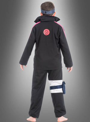 Eine Person steht barfuß mit dem Rücken zur Kamera und trägt das „Boruto Manga Kinderkostüm aus Naruto“ – ein schwarzes, vom Anime inspiriertes Kostüm mit einem roten Wirbel auf dem Rücken und einem blauen Stirnband –, das sich perfekt für jedes Naruto-Cosplay oder als authentisches Boruto-Kostüm eignet.
