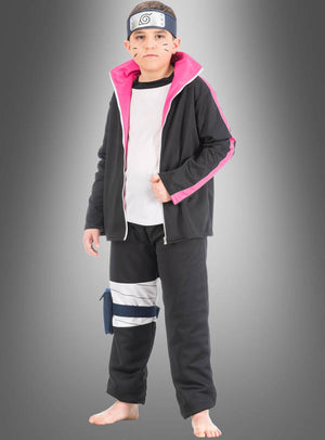 Ein kleiner Junge trägt das „Boruto Manga Kinderkostüm aus Naruto“, bestehend aus einer schwarzen Jacke mit rosa Futter, einem Stirnband mit Metallemblem und einer Beintasche, und steht vor einem grauen Hintergrund.