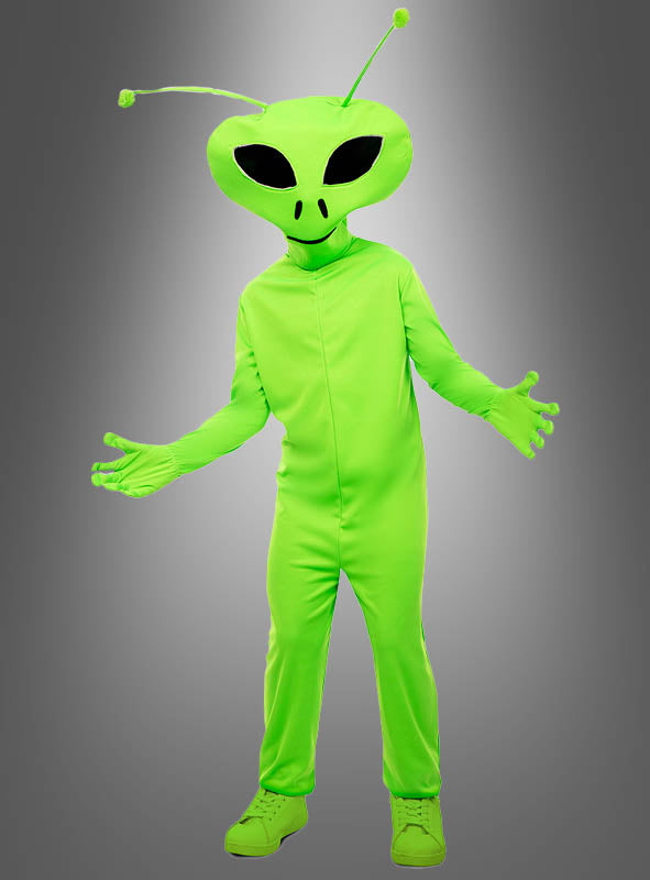 Ein Kind, das das „Grüner Alien“-Kinderkostüm trägt – einen leuchtend grünen Anzug mit großen schwarzen Augen, Fühlern und Handschuhen –, steht mit ausgestreckten Armen vor einem grauen Hintergrund mit Farbverlauf.