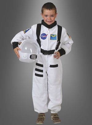 Ein Kind, das das „Astronaut Space Shuttle“-Kinderkostüm trägt, hält einen Helm in der Hand, lächelt und steht vor einem grauen Hintergrund mit Farbverlauf.